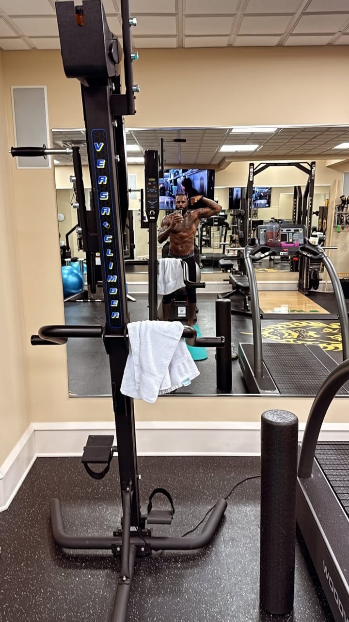 乐鱼app-八点不到💪🏽詹姆斯完成早上训练 晒出自拍照&泡冰水恢复视频