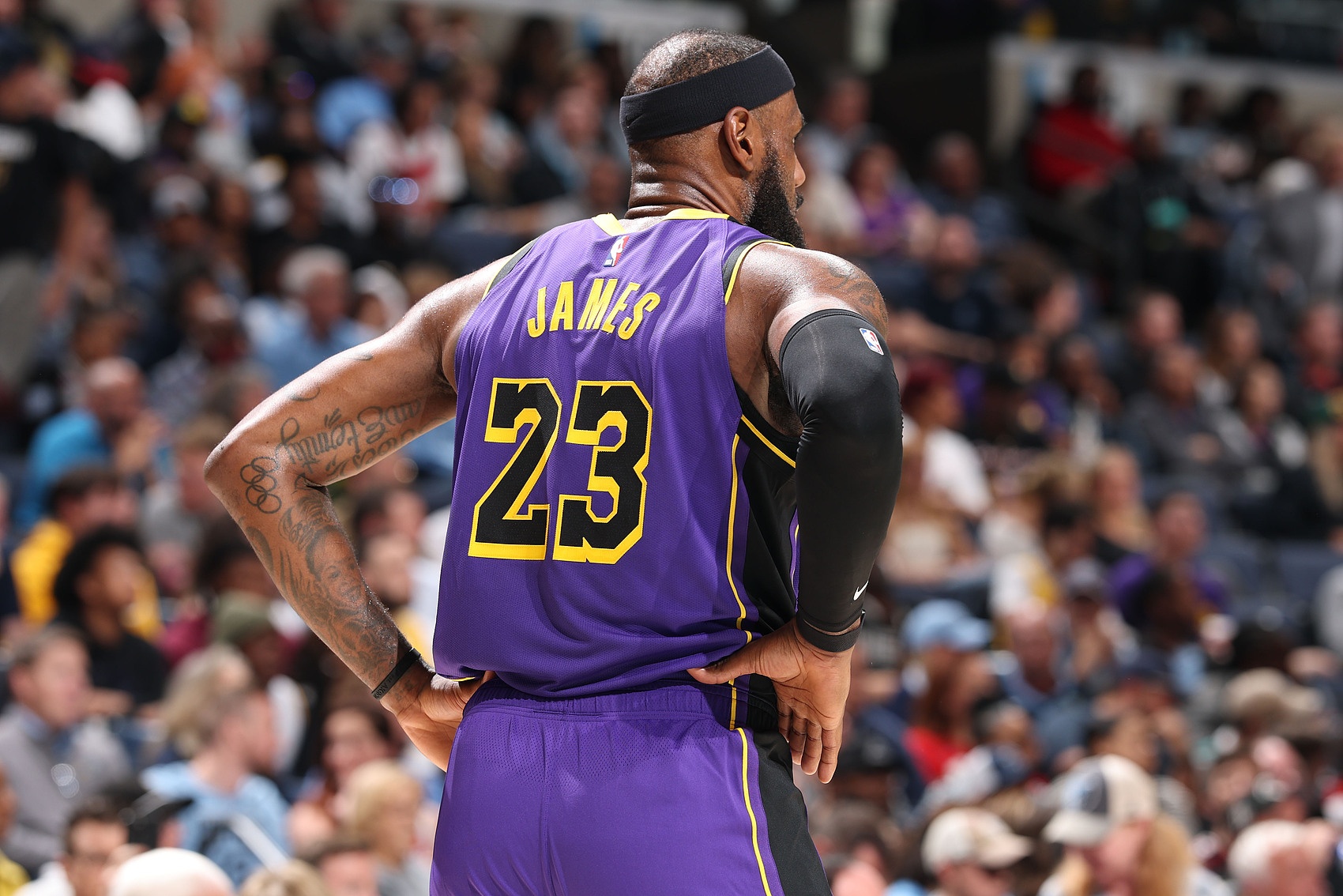 强队要不起😫受制于新版劳资协议 詹姆斯的交易几乎不可能发生