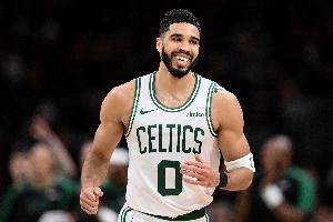 心情还不错！塔图姆在更衣室吃东西&amp;和队友说笑 还穿着球鞋