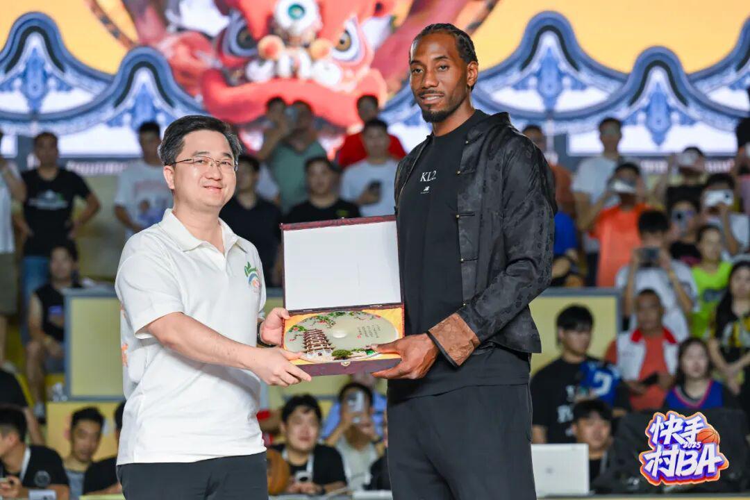 乐鱼体育-NBA球星下乡学咏春，村BA还有多少「花活」？