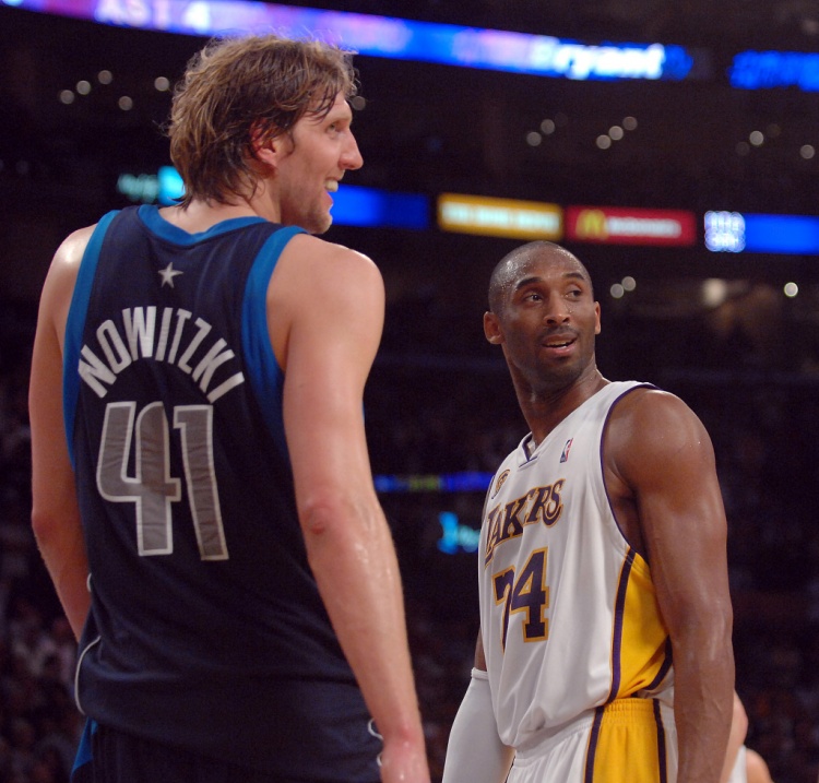 科比三节狂揽62分,队友力劝未果坚持休战