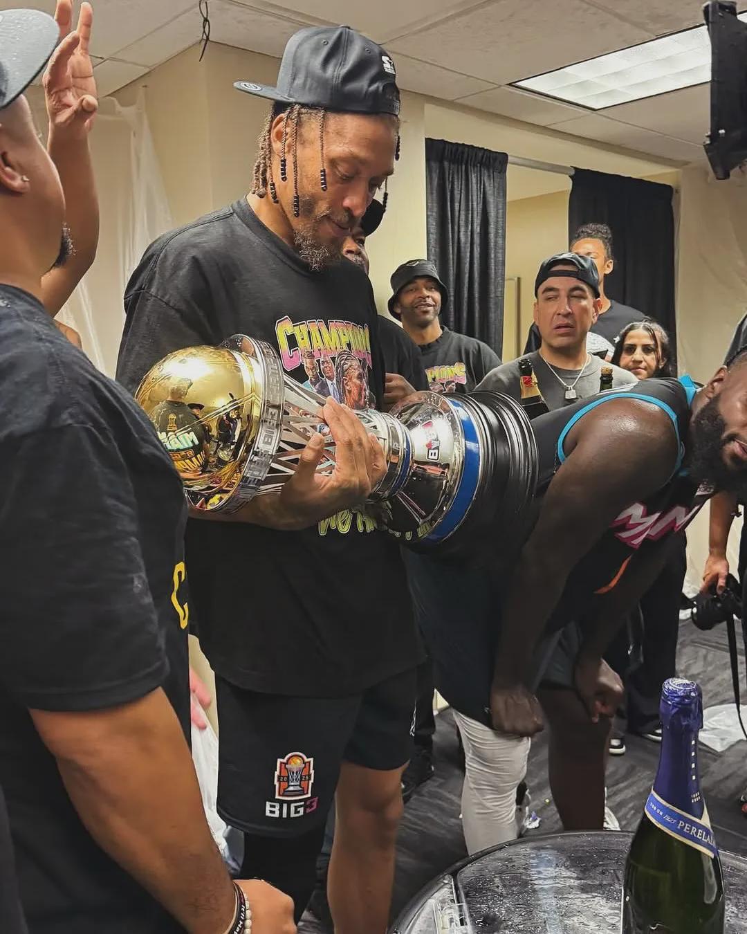 乐鱼官网-三分绝杀！夺得生涯第六冠！曾让詹姆斯公开道歉