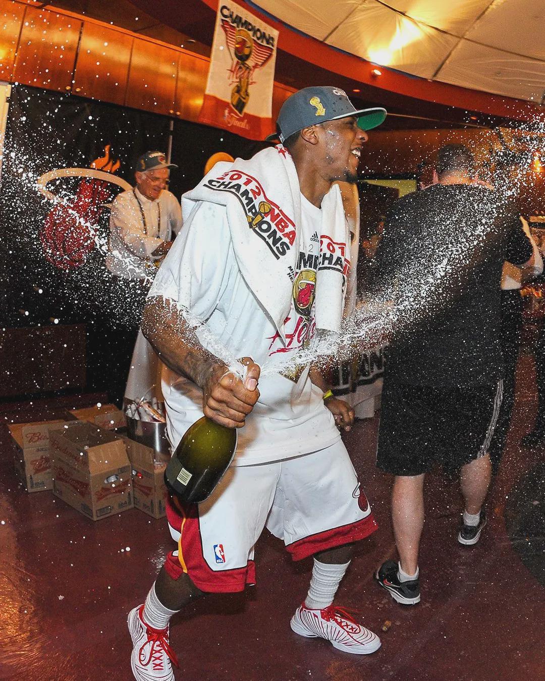 乐鱼官网-三分绝杀！夺得生涯第六冠！曾让詹姆斯公开道歉