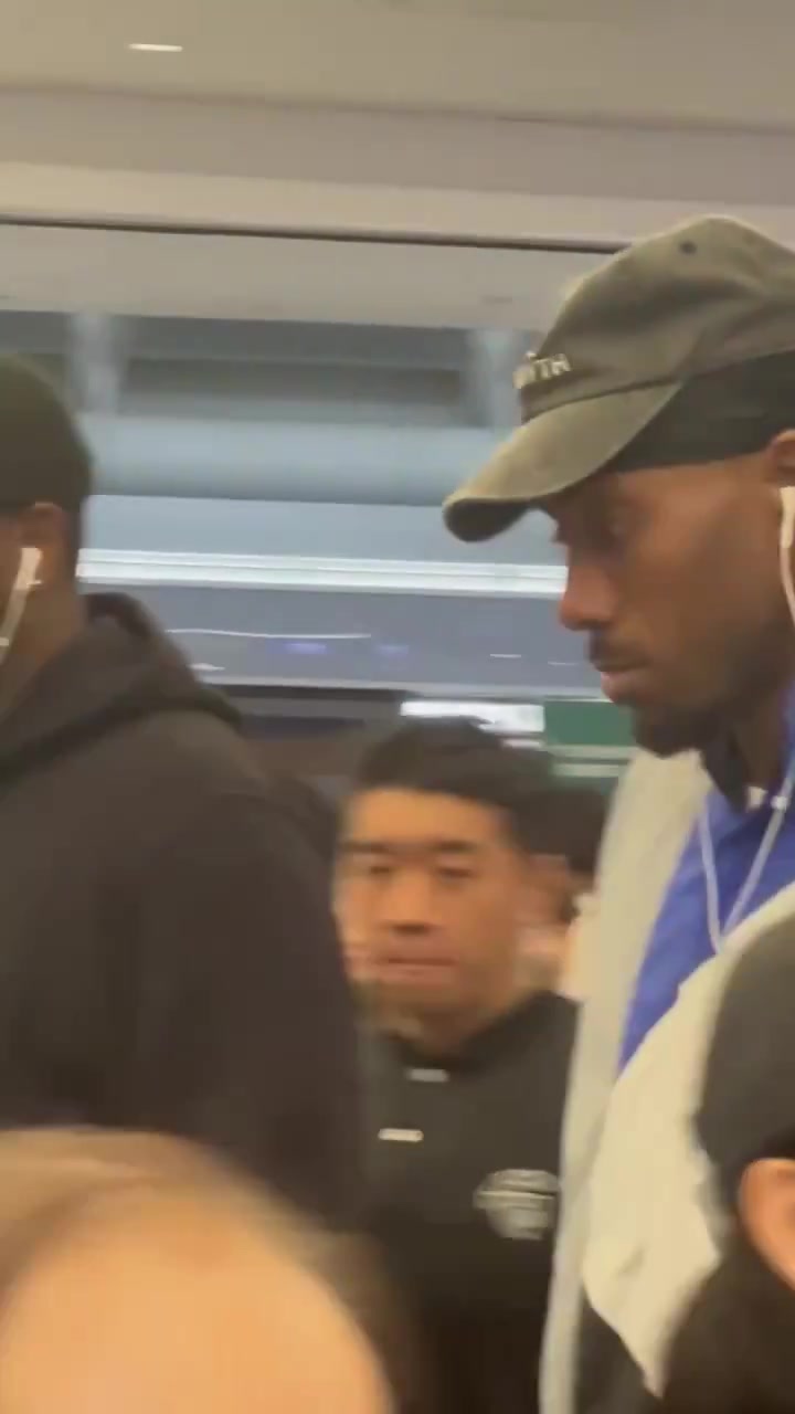 乐鱼体育app-结束中国行！莱昂纳德现身机场 将飞回美国与快船队会合