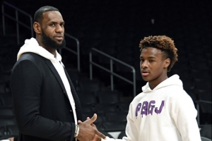 乐鱼app-余嘉豪忆高中与布朗尼当队友：詹姆斯来看球引轰动 他的气场很强