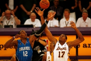 乐鱼官网-杨毅旧言论:霍华德排不进历史中锋前十 大帝&约基奇都比他强