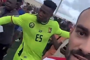 乐鱼体育app-屡遭不顺！奥纳纳在喀麦隆输球后遭丢水瓶，又被曼联放弃转战土超