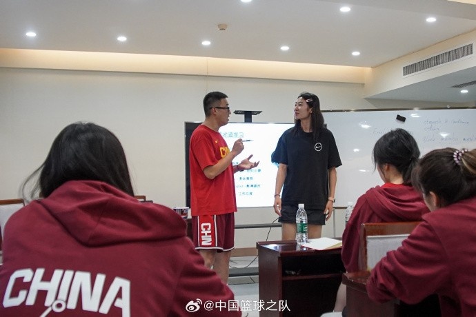 乐鱼体育app-中国女篮积极参与教练组专设英语交流环节