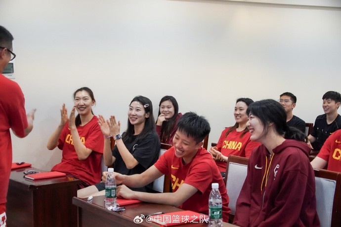 乐鱼体育app-中国女篮积极参与教练组专设英语交流环节