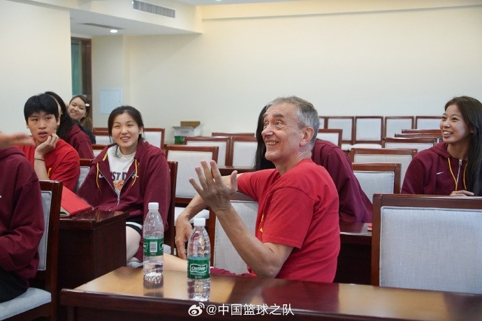 乐鱼体育app-中国女篮积极参与教练组专设英语交流环节