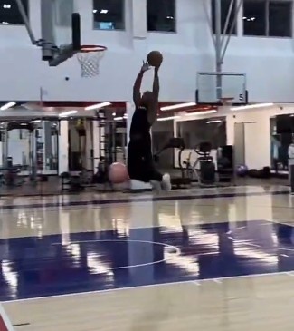 乐鱼体育app-老炮这状态！保罗在老快船基地训练 自己抛球完成双手挂筐暴扣