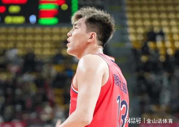 乐鱼官网-牛逼！10中9砍24分14板2帽，被广东弃用之人又爆发，网友:真争气