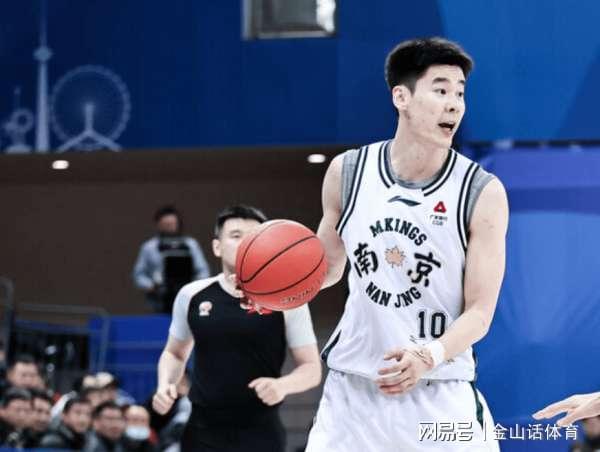 乐鱼官网-牛逼！10中9砍24分14板2帽，被广东弃用之人又爆发，网友:真争气